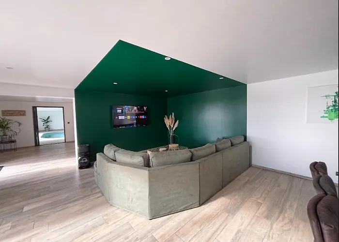 Avec Piscine Intérieure Jacuzzi Et Cinéma Oisseau